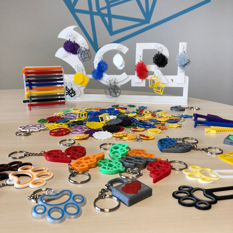 Stampa 3d personalizzata: Campionario dei nostri gadgets completo di espositori per rivenditori: accessori ed oggetti multicolori stampati in 3D in PLA.
