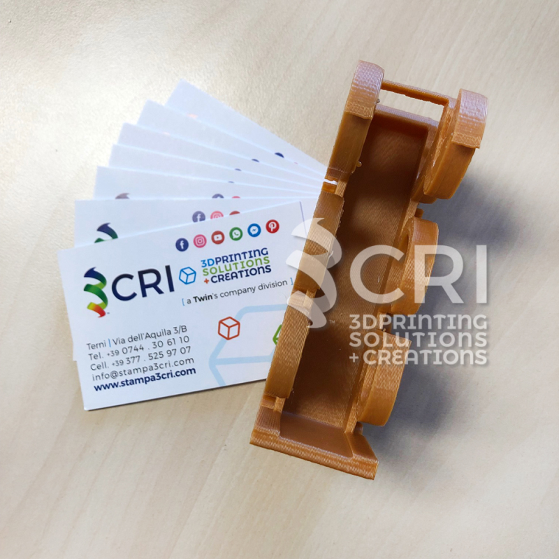 Stampa 3d personalizzata: Portabiglietti da visita personalizzato con logo, stampato in 3D in PLA Oro, accessorio perfetto per un desk accoglienza clienti.