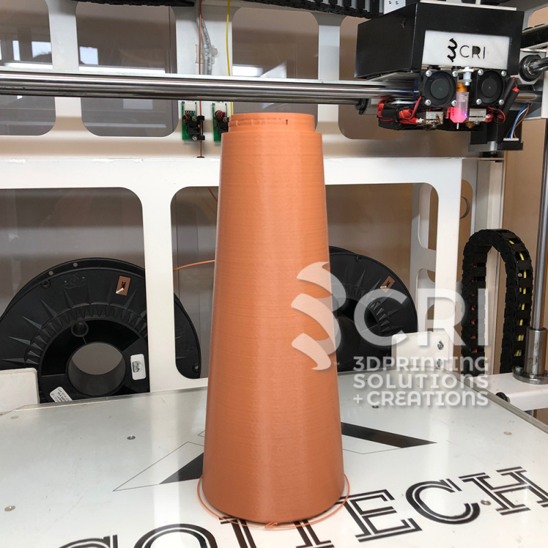 Stampa 3d personalizzata: Stampa 3D di prototipo di un set caraffa e bicchieri di design: particolare del corpo della caraffa, alla quale è stato successivamente aggiunto il beccuccio di colore diverso.