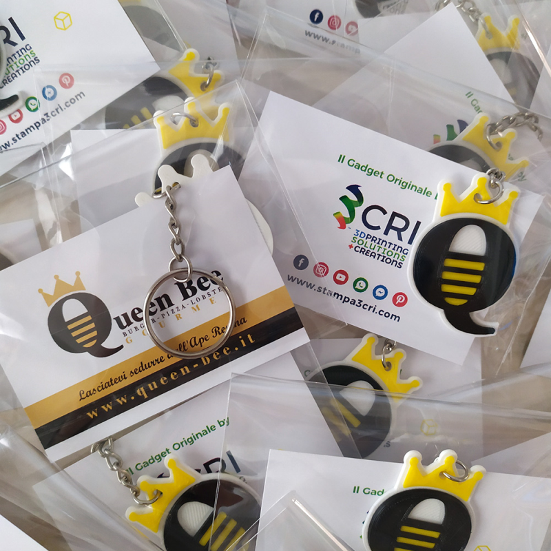 Stampa 3d personalizzata: Studio e stampa 3D di un gadget personalizzato per Queen Bee Roma : portachiavi con il logo in 3D realizzato per l’anniversario del locale.
