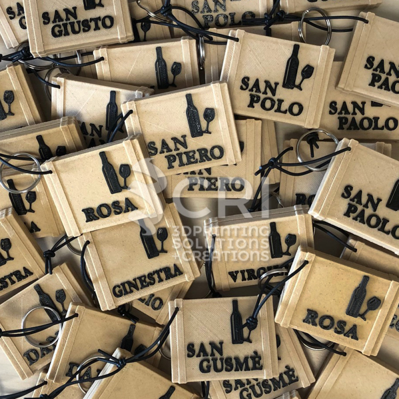 Stampa 3d personalizzata: Studio e stampa 3D di un portachiavi personalizzato per le camere dell'Agriturismo Castello di Bossi, Castelnuovo Berardenga (SI). Stampato in PLA e Legno, questo portachiavi a forma di cassetta di bottiglie del vino, è stato decorato con un'icona e con il nome delle camere del B&B. IL GADGET ORIGINALE E PERSONALIZZATO by 3CRI!