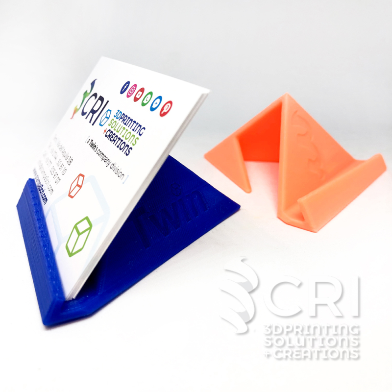 Gadgets Aziendali: Portabiglietti da visita Pyramid personalizzato con logo, stampato in 3D in PLA, accessorio perfetto per un desk accoglienza clienti.