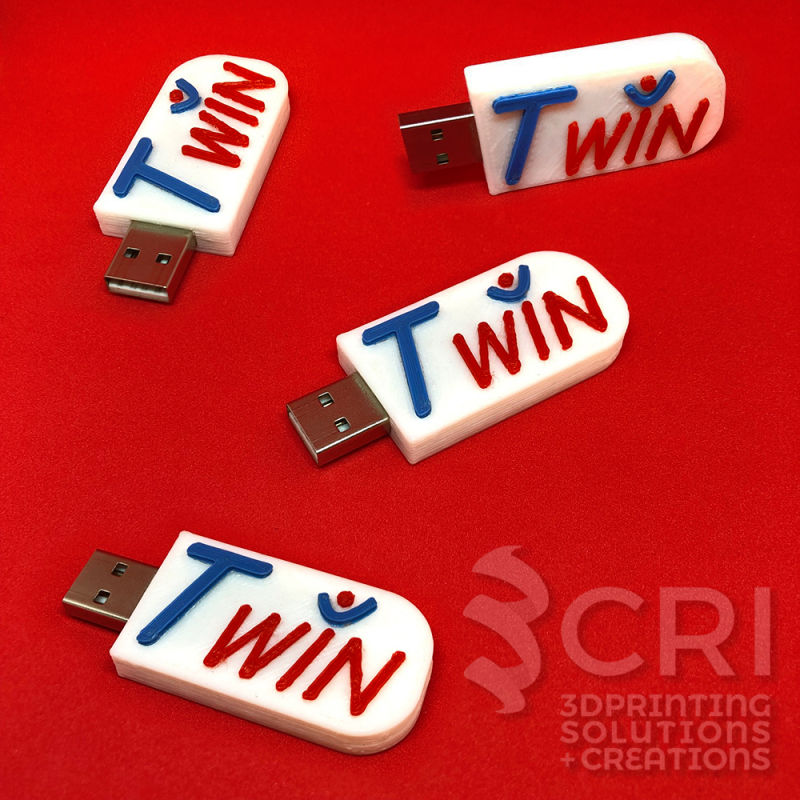 Gadgets Aziendali: Chiavette USB con cover personalizzata con logo, stampata in 3D in PLA multicolore.