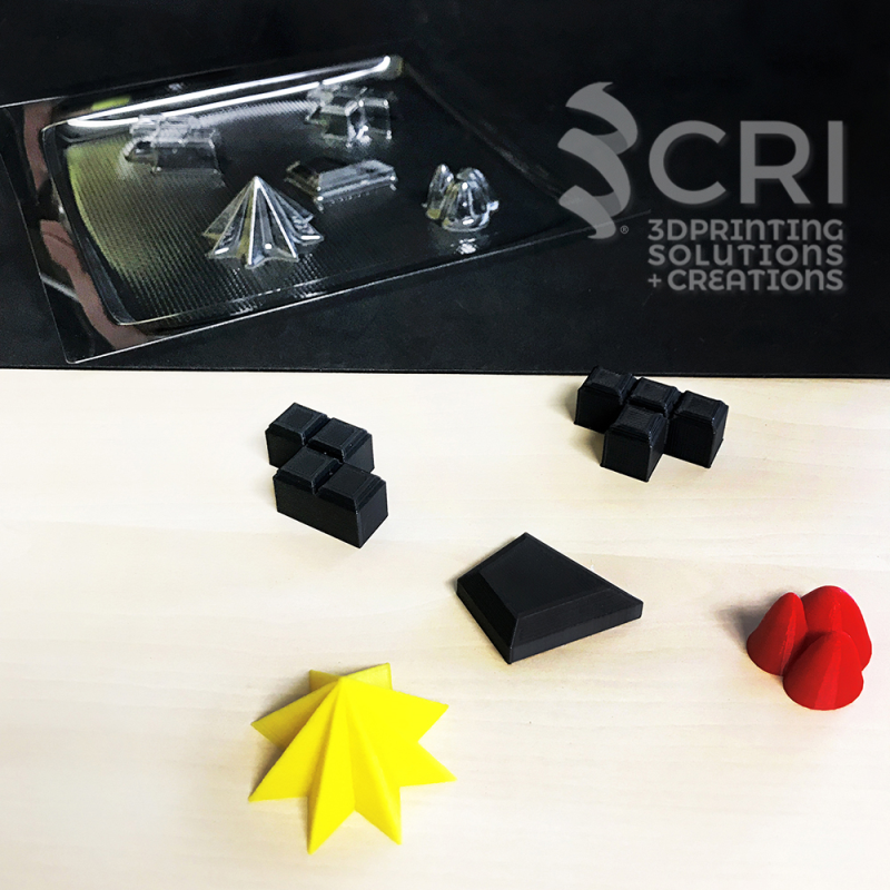 Stampi personalizzati: In basso: Modelli in PLA stampati in 3D per la realizzazione di stampi in PETG personalizzati per cioccolatini (in alto).