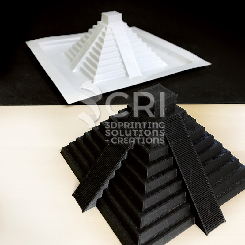 Stampi personalizzati: In alto, stampo personalizzato creato partendo da un modello della piramide in PLA stampato in 3D (in basso) e realizzato grazie alla termoformatrice desktop MAYKU utilizzando un foglio in HIPS bianco da 0,5 mm. 