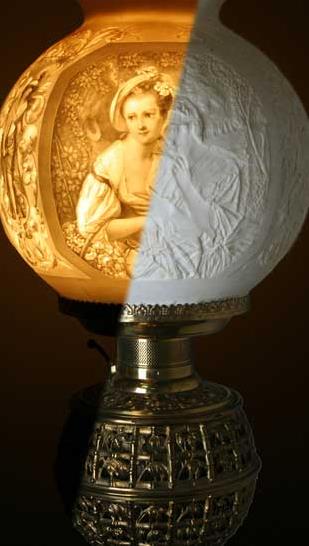 Rara litofania a globo in porcellana di Dresda, mostrata illuminata e non, conservata presso il Blair Museum